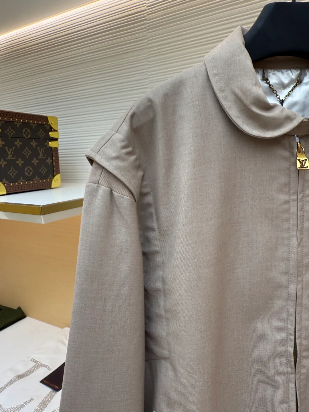 LOUIS VUITTON wool short profile stand-collar jacket ●Authentic product: Purchased and developed for 23900 ●Item number: 1680660-B90 ●Fabric: wool blended fabric ●Technology: Positioning cutting machine ●Version: fitted version ●Weight: about 970 grams ●Size: 50-52-54-56 ●Description: The sample is patterned in the same 50 yards. There is no change in the length of the garment. Custom-woven wool light-mixed twill fabric with composite treatment. Small vat custom-dyed with no color difference. Matching custom-made horizontal knitted wool rib. The opposite-sex pattern style is the same as the original. The knitted gusset on the shoulders is spliced, and the details are perfectly restored. The overall wiring is straight and delicate, the fabric is comfortable and soft, and the color is consistent without color difference. It can be matched with the same style to create a fashionable look and control various occasions. Customized accessories, complete with three standards, same style for men and women!
